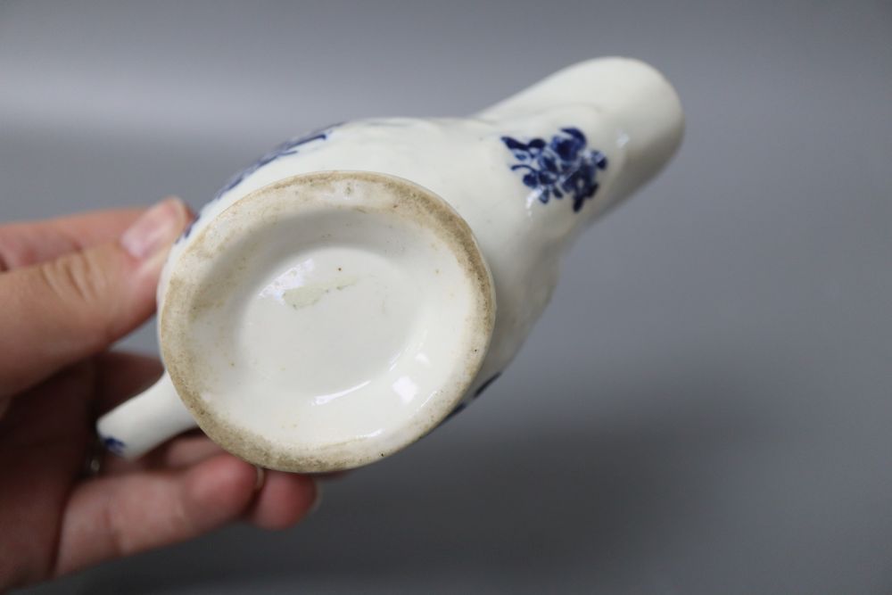An 18th century Worcester blue and white sauceboat, width 13cm